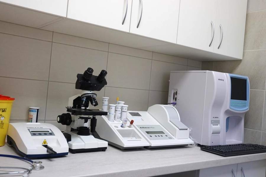 Klinikos laboratorijos įranga: mikroskopas ir analizatoriai